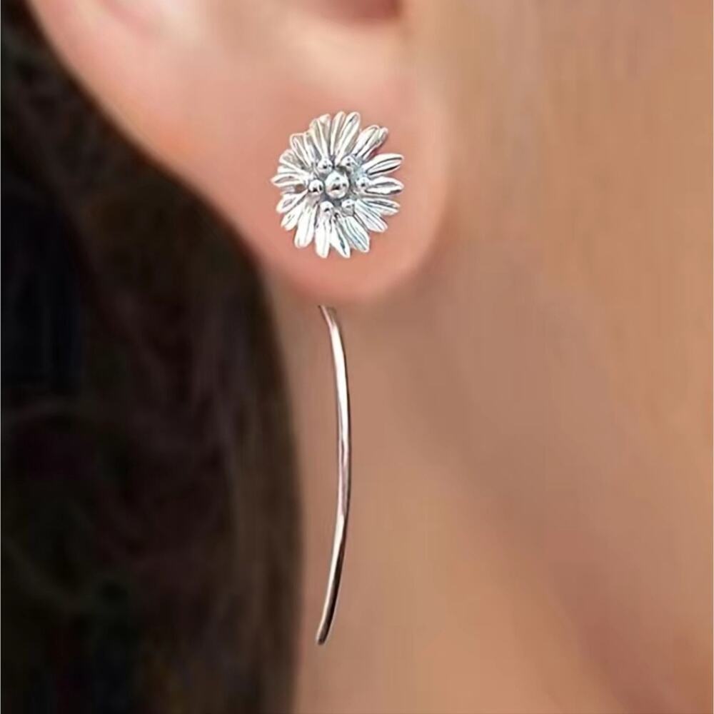 Daisy shaped silver tone earrings